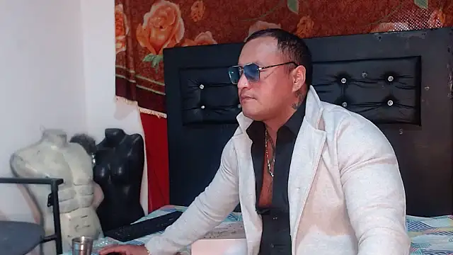 Snapshot of hardrock982 chatting on November 22, 1:43 pm hardrock982 online show from November 22, 1:43 pm