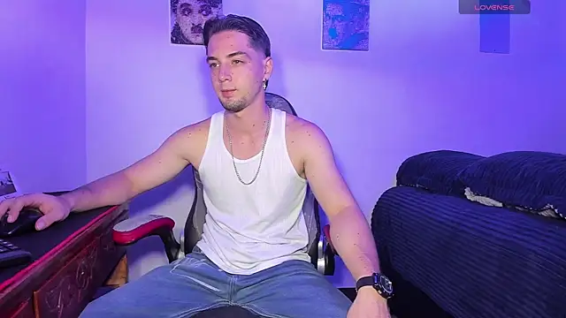 Snapshot of Alex_smith00 chatting on October 4, 10:55 pm Alex smith00 online show from October 4, 10:55 pm