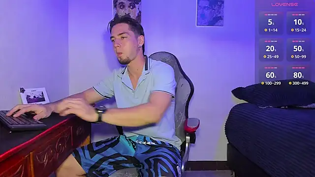 Snapshot of Alex_smith00 chatting on October 17, 10:55 pm Alex smith00 online show from October 17, 10:55 pm