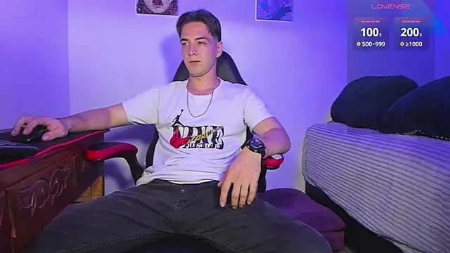 Snapshot of Alex_smith00 chatting on February 23, 1:35 am Alex smith00 online show from February 23, 1:35 am