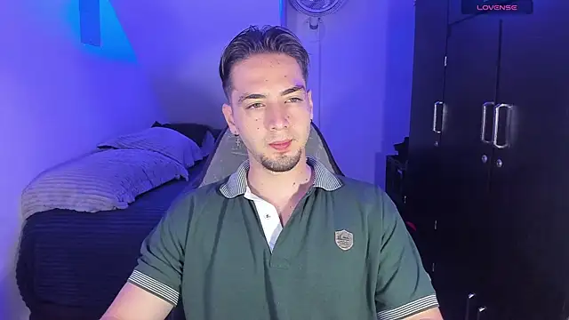 Snapshot of Alex_smith00 chatting on October 11, 2:23 am Alex smith00 online show from October 11, 2:23 am