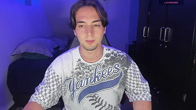 Snapshot of Alex_smith00 chatting on September 30, 9:21 pm Alex smith00 online show from September 30, 9:21 pm