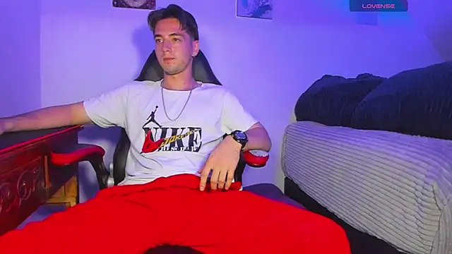 Snapshot of Alex_smith00 chatting on February 27, 1:30 am Alex smith00 online show from February 27, 1:30 am