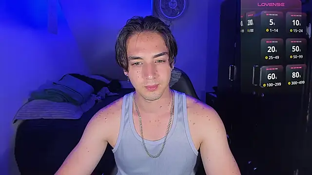 Snapshot of Alex_smith00 chatting on September 18, 7:28 pm Alex smith00 online show from September 18, 7:28 pm