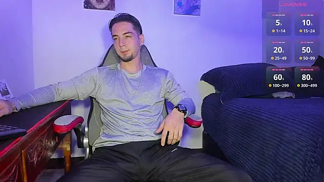 Snapshot of Alex_smith00 chatting on October 12, 10:33 pm Alex smith00 online show from October 12, 10:33 pm