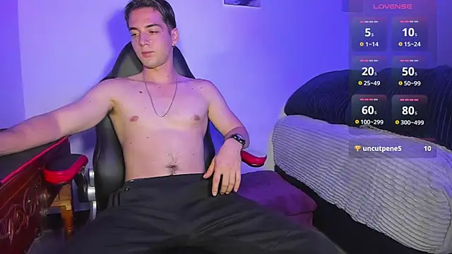 Snapshot of Alex_smith00 chatting on March 13, 2:27 am Alex smith00 online show from March 13, 2:27 am