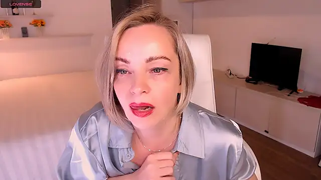 Tilly Eliot online show from November 7, 8:13 pm