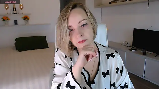 Tilly Eliot online show from September 24, 2:01 pm