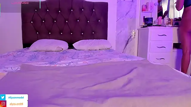 alysson 18 online show from May 5, 1:36 pm