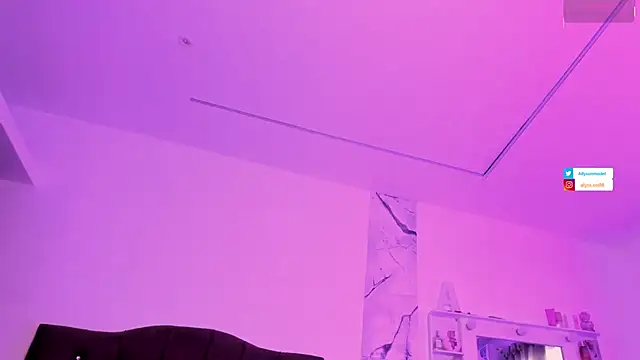 Snapshot of alysson_18 chatting on July 15, 1:29 pm alysson 18 online show from July 15, 1:29 pm