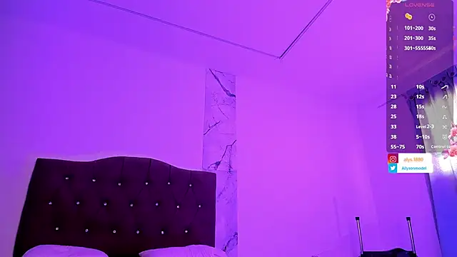 Snapshot of alysson_18 chatting on October 16, 1:19 pm alysson 18 online show from October 16, 1:19 pm