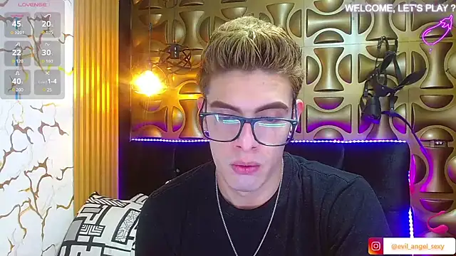 Snapshot of angel_sexyevil chatting on November 28, 12:27 pm angel sexyevil online show from November 28, 12:27 pm