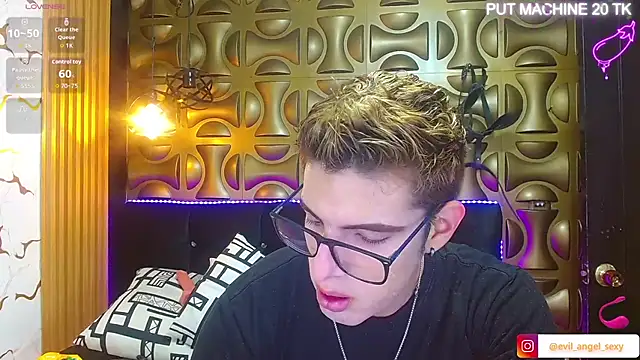 Snapshot of angel_sexyevil chatting on December 3, 12:26 pm angel sexyevil online show from December 3, 12:26 pm