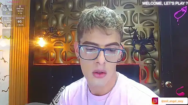 Snapshot of angel_sexyevil chatting on November 10, 12:21 pm angel sexyevil online show from November 10, 12:21 pm