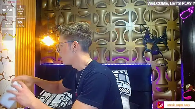 Snapshot of angel_sexyevil chatting on November 15, 12:31 pm angel sexyevil online show from November 15, 12:31 pm