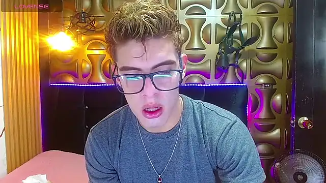 Snapshot of angel_sexyevil chatting on November 30, 12:28 pm angel sexyevil online show from November 30, 12:28 pm