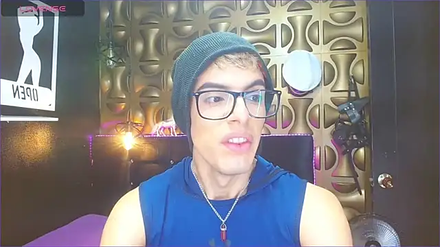 Snapshot of angel_sexyevil chatting on March 8, 12:20 pm angel sexyevil online show from March 8, 12:20 pm