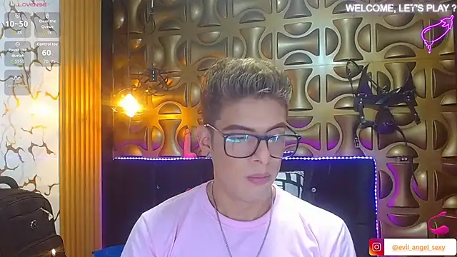 Snapshot of angel_sexyevil chatting on November 16, 12:32 pm angel sexyevil online show from November 16, 12:32 pm