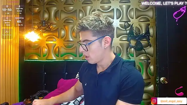 Snapshot of angel_sexyevil chatting on November 13, 12:31 pm angel sexyevil online show from November 13, 12:31 pm