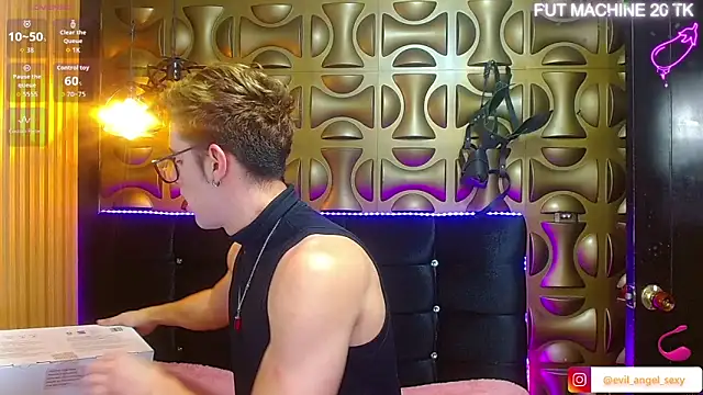 Snapshot of angel_sexyevil chatting on December 4, 12:15 pm angel sexyevil online show from December 4, 12:15 pm