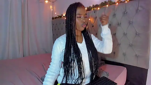 Snapshot of AfroGoddess chatting on December 15, 10:15 pm AfroGoddess online show from December 15, 10:15 pm