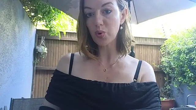 Snapshot of TopsyWilde chatting on October 8, 8:27 am TopsyWilde online show from October 8, 8:27 am