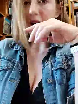 Snapshot of TopsyWilde chatting on February 10, 8:53 am TopsyWilde online show from February 10, 8:53 am
