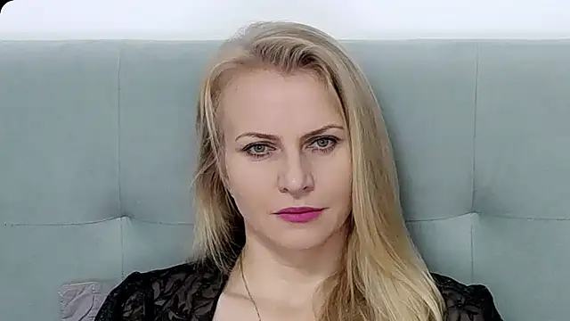 Snapshot of K__Adrienne chatting on November 21, 6:34 am K Adrienne online show from November 21, 6:34 am