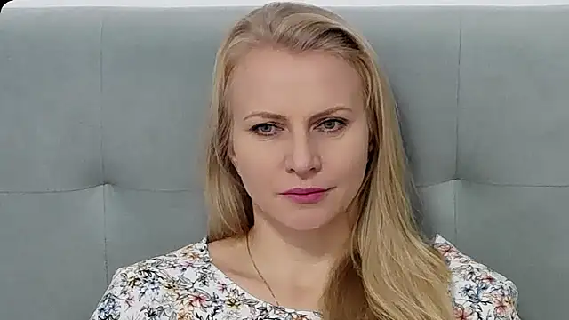 Snapshot of K__Adrienne chatting on October 27, 6:14 am K  Adrienne online show from October 27, 6:14 am