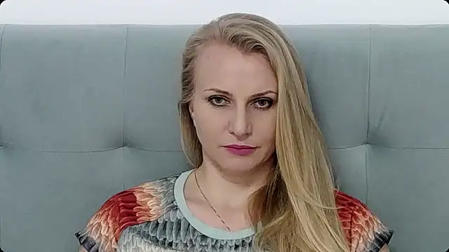 Snapshot of K__Adrienne chatting on December 8, 9:35 am K  Adrienne online show from December 8, 9:35 am