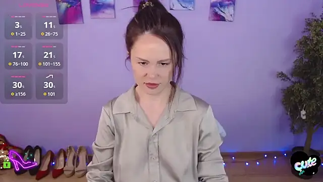 Snapshot of VickyGolden chatting on February 9, 8:32 am VickyGolden online show from February 9, 8:32 am