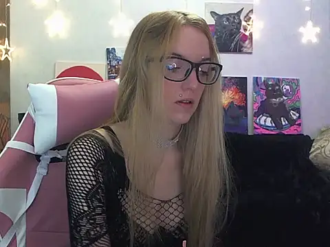 Snapshot of SecretSophia chatting on November 10, 5:51 pm SecretSophia online show from November 10, 5:51 pm