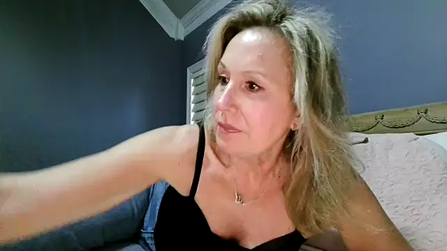 Snapshot of Lisaisluscious chatting on April 29, 8:15 pm Lisaisluscious online show from April 29, 8:15 pm
