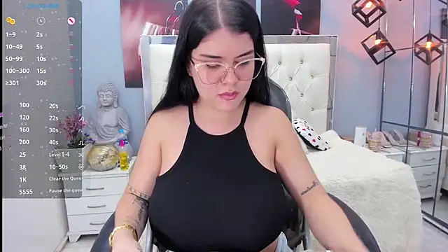 Snapshot of pearl_weet chatting on December 4, 6:29 pm pearl weet online show from December 4, 6:29 pm