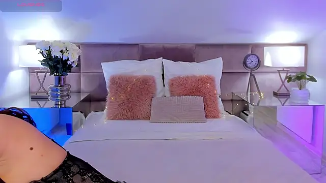 MiaMuse online show from January 9, 8:05 pm