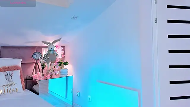 MiaMuse online show from April 2, 7:20 pm