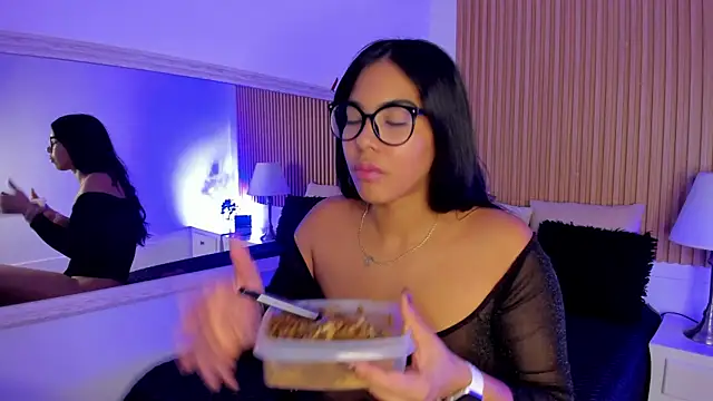 GenesisRuiz online show from March 20, 7:35 pm