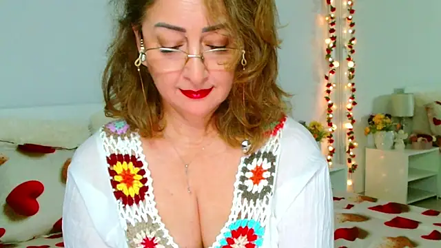 Snapshot of Tyana40 chatting on June 15, 1:17 am Tyana40 online show from June 15, 1:17 am