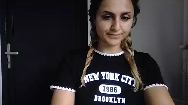 Snapshot of NicolePlay chatting on June 3, 2:33 pm NicolePlay online show from June 3, 2:33 pm