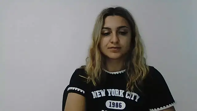 Snapshot of NicolePlay chatting on June 10, 5:19 am NicolePlay online show from June 10, 5:19 am