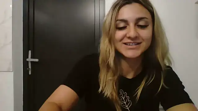 Snapshot of NicolePlay chatting on June 4, 2:38 am NicolePlay online show from June 4, 2:38 am
