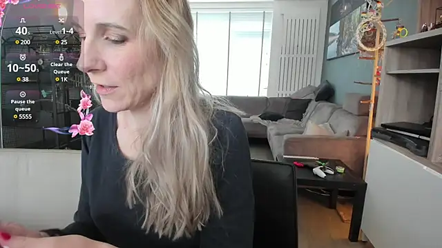 Snapshot of NaomiAndFriends chatting on February 20, 10:48 am NaomiAndFriends online show from February 20, 10:48 am