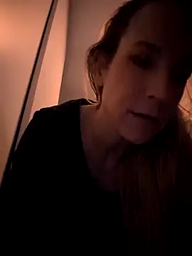 Snapshot of NaomiAndFriends chatting on February 5, 2:16 pm NaomiAndFriends online show from February 5, 2:16 pm