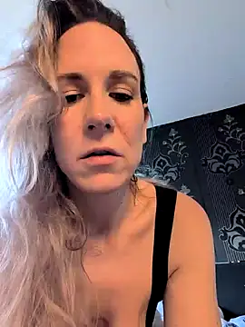Snapshot of NaomiAndFriends chatting on December 7, 11:23 am NaomiAndFriends online show from December 7, 11:23 am
