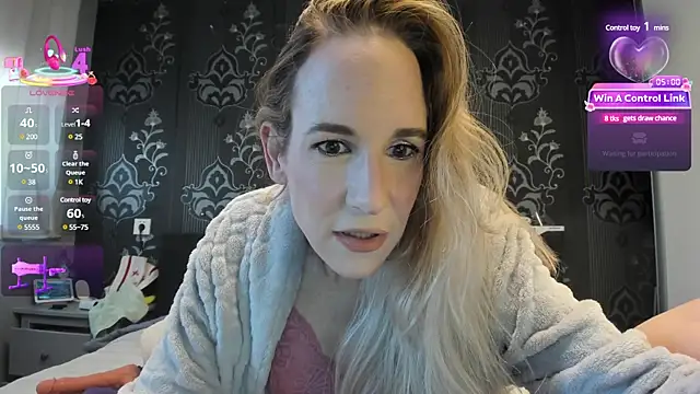 Snapshot of NaomiAndFriends chatting on March 9, 9:35 am NaomiAndFriends online show from March 9, 9:35 am