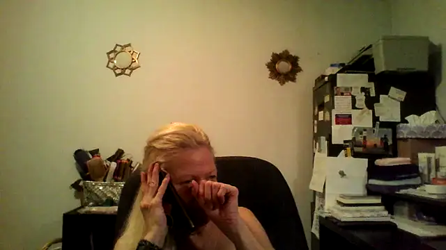 Snapshot of XTRAHORNYONE chatting on October 11, 4:13 am XTRAHORNYONE online show from October 11, 4:13 am