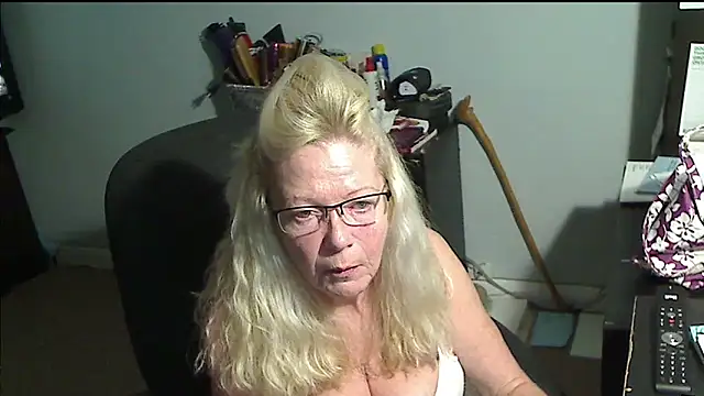 Snapshot of XTRAHORNYONE chatting on November 16, 2:38 am XTRAHORNYONE online show from November 16, 2:38 am