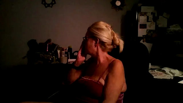 Snapshot of XTRAHORNYONE chatting on October 16, 12:41 am XTRAHORNYONE online show from October 16, 12:41 am