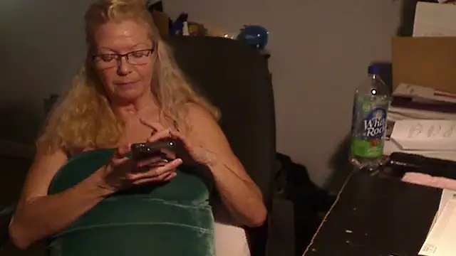 Snapshot of XTRAHORNYONE chatting on February 13, 12:13 am XTRAHORNYONE online show from February 13, 12:13 am