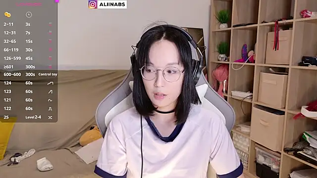 Snapshot of aliiiiiina chatting on March 16, 8:21 pm aliiiiiina online show from March 16, 8:21 pm